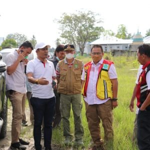 Ketua Komisi II DRPD LUTRA, Azhal Arifin Dampingi Anggota DPR-RI Muh. Fauzi Kunjungi Lokasi Rencana Pembangunan Jembatan Gantung di Beringin Jaya
