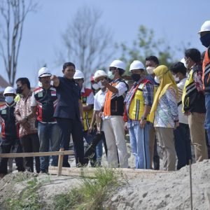 Didampingi Muh. Azhal Arifin, Anggota DPR-RI Muh.Fauzi Tinjau Pengerjaan Jalan dan Jembatan di Desa Radda