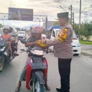 Jelang Buka Puasa, Wakapolres Lutra Bersama Jajaran Dan Bhayangkari Lakukan Aksi Berbagi Takjil Kepada Pengguna Jalan