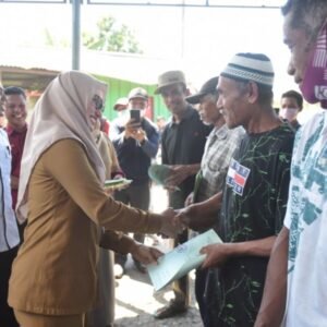 Bupati Lutra Serahkan Sertifikat Tanah Kepada Para Warga Transmigrasi di Bantimurung