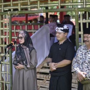 Sampaikan Belasungkawa, Bupati Lutra Melayat ke Rumah Duka Almarhumah Syukur Bijak