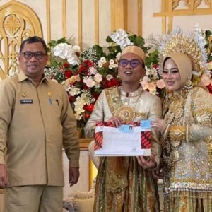 Hal Menarik di Resepsi Pernikahan, Ketua KONI Lutra Bersama Sang Isteri Langsung Terima KTP dan KK Baru