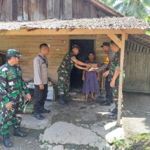 Di Wilayah Hukumnya, Kapolsek Sukamaju Bagikan Bansos Kepada Warga Kurang Mampu