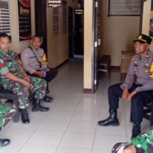 Tingkatkan Sinergitas, Kapolsek Sukamaju Gelar Pertemuan Bersama Para Personil TNI