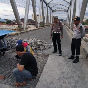 Pantau Jembatan Rusak, Kasat Lantas Polres Lutra: Sementara Arus Lalin Dialihkan