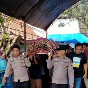 Turut Berbelasungkawa, Personil Polsek Sukamaju Kawal Jenazah Hingga Ke Pemakaman