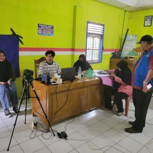 Kadis Dukcapil Lutra Bersama Jajarannya Lakukan Perekaman KTP-El Hingga Ke-Desa