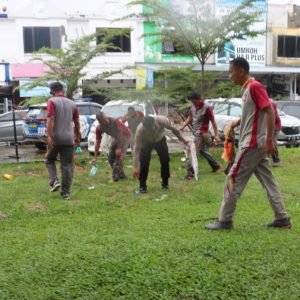 Personil Polres Lutra Gotong Royong Bersihkan Sampah-sampah di Pasar Sentral Masamba