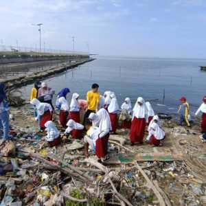 Aksi Bersih Pantai Munte Warnai Peringatan HUT RI Ke-78 Dalam Event Festival Bahari Luwu Utara