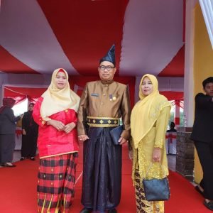 Ikuti Upacara Penurunan Bendera, Kadis Dukcapil Luwu Utara Gunakan Pakaian Adat Kajang
