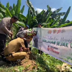Peduli Kelestarian Alam, Personil Polres Luwu Utara Lakukan Giat Penanaman 1000 Pohon