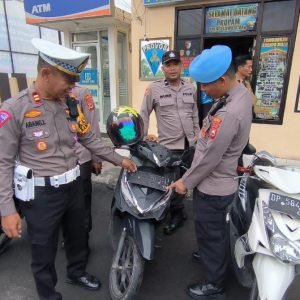 Operasi Zebra Pallawa 2023, Propam Polres Luwu Utara Periksa Kelengkapan Kendaraan Personil