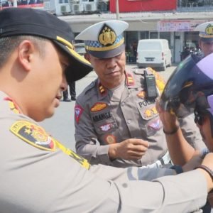 Hari Ketiga Operasi Zebra Pallawa 2023, Polres Luwu Utara Bagikan Helm dan Cokelat Gratis