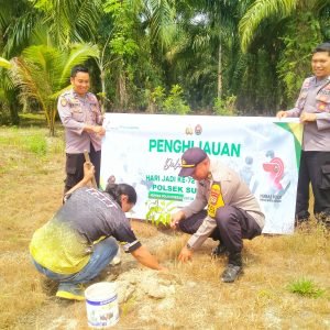 Peringati Hari Jadi Humas Polri Ke-72, Personil Polsek Sukamaju Tanam Bibit Sengon dan Jati