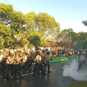 2 Kelompok Pengunjuk Rasa di Depan Kantor KPU Luwu Utara, Bergabung dan Bentrok Dengan Polisi