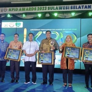 Digelari Kepala Daerah Peduli Lembaga Penyiaran Lokal, Bupati Luwu Utara Terima KPID Awards 2023
