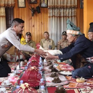 Perdana ke Rongkong, Kapolres AKBP Husni Disambut Prosesi Adat Massolo’