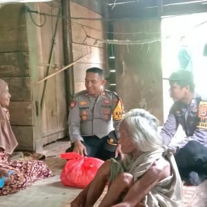 Sambangi Warga di Daerah Terpencil, Kapolsek Sabbang Salurkan Sembako ke Lansia