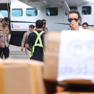 Gunakan Pesawat Perintis, Kapolres Luwu Utara Bersama IDP Kawal Langsung Distribusi Logistik Pemilu ke Kecamatan Seko