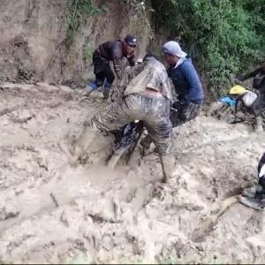 Terjebak Jalan Berlumpur, Aparat TNI dan Polri Tak Surutkan Semangatnya Kawal Kotak Suara Pemilu 2024