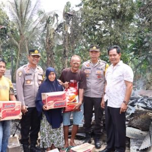 Dua Rumah di Baebunta Terbakar Habis, Kapolres AKBP Husni Turun Langsung Salurkan Bantuan